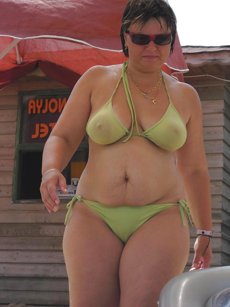 12P BEACH voyeur bikini panties mature teen candid tits