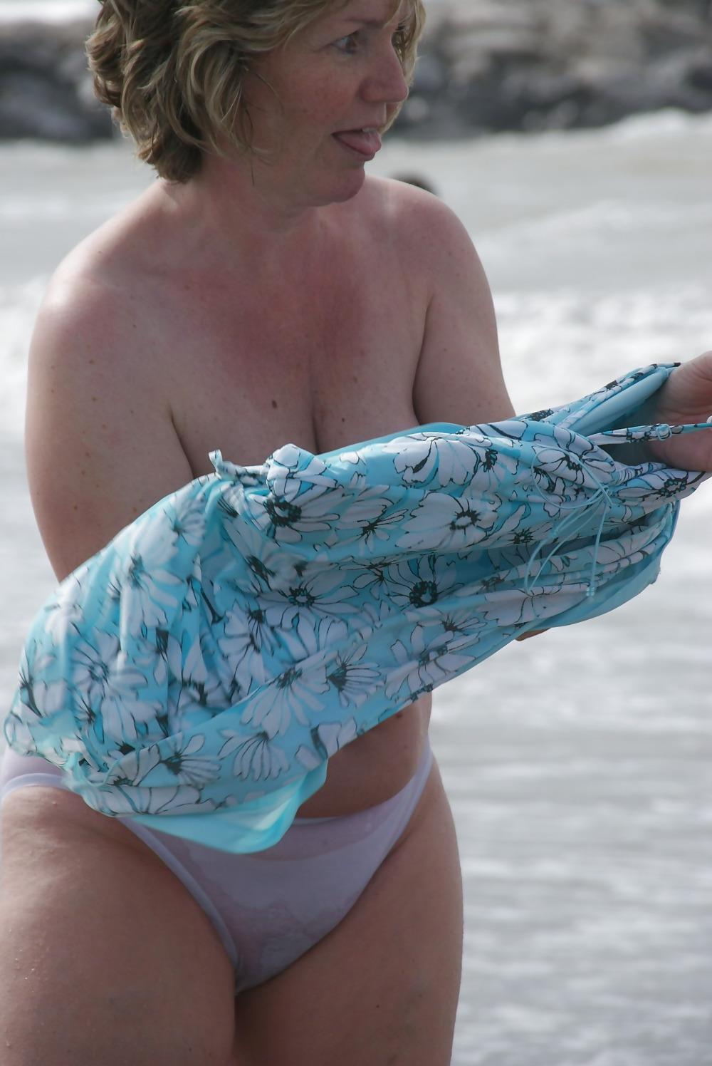 12P BEACH voyeur bikini panties mature teen candid tits