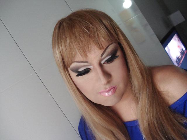 15P Bimbo Training - Makeup