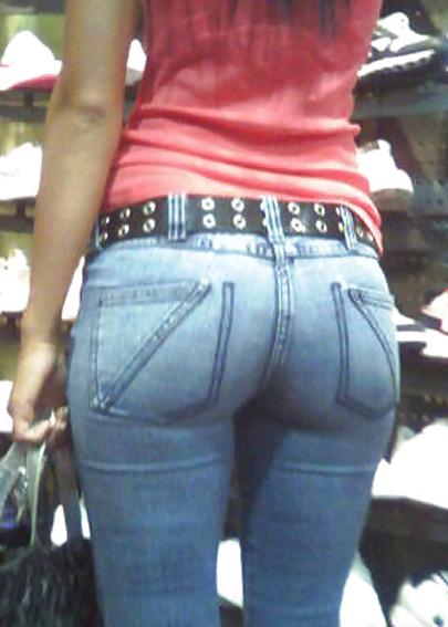 10P Round asses in perfect fitting jeans