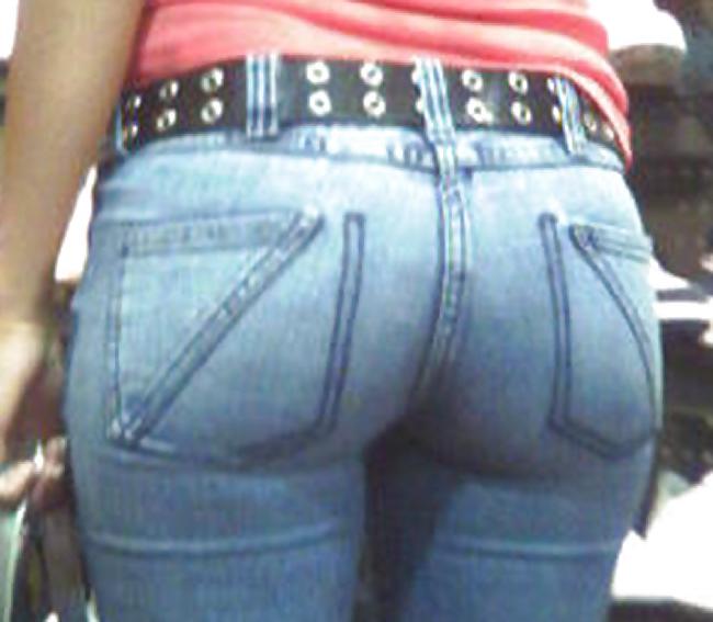 10P Round asses in perfect fitting jeans