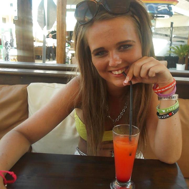 25P Dumb Bimbo Facebook Slut