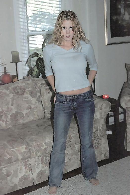 16P KEY - Curly 05 Blonde & Curvy in Jeans Undressing