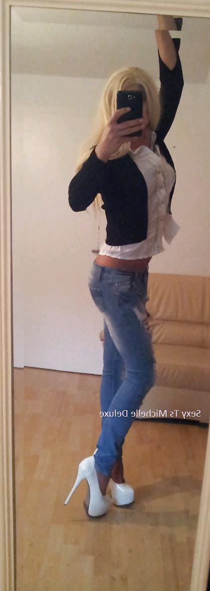 18P Sexy blonde michelle deluxe in jeans nd high heels