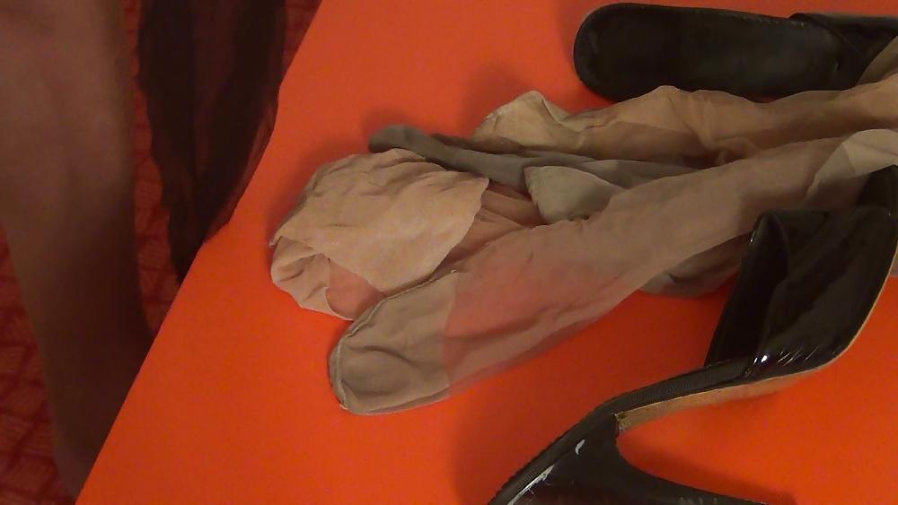 25P From my clip : In pantyhose, I play with the mules of Madam