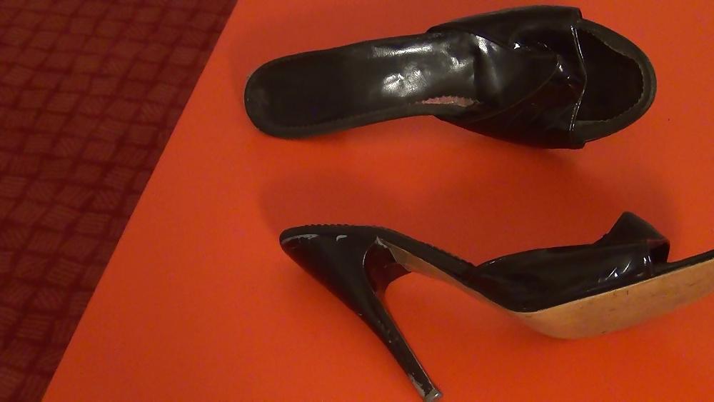 25P From my clip : In pantyhose, I play with the mules of Madam