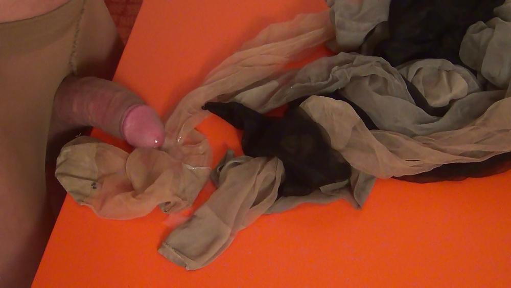 25P From my clip : In pantyhose, I play with the mules of Madam