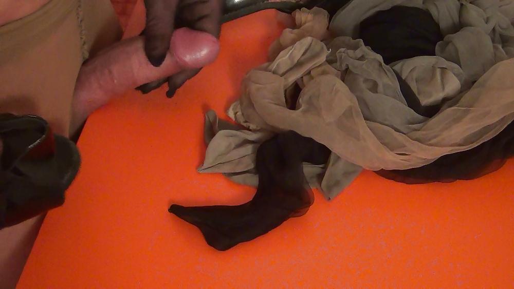 25P From my clip : In pantyhose, I play with the mules of Madam