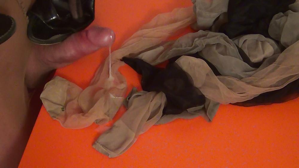 25P From my clip : In pantyhose, I play with the mules of Madam