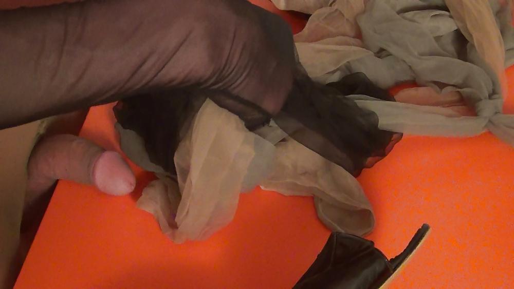 25P From my clip : In pantyhose, I play with the mules of Madam