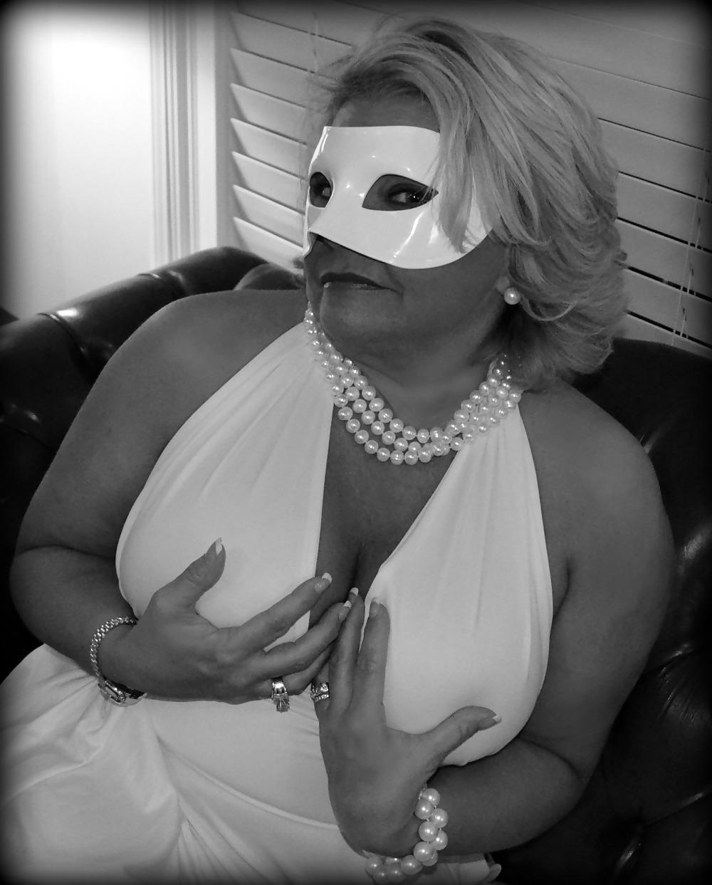 25P Curvy Busty Mature Slut 2