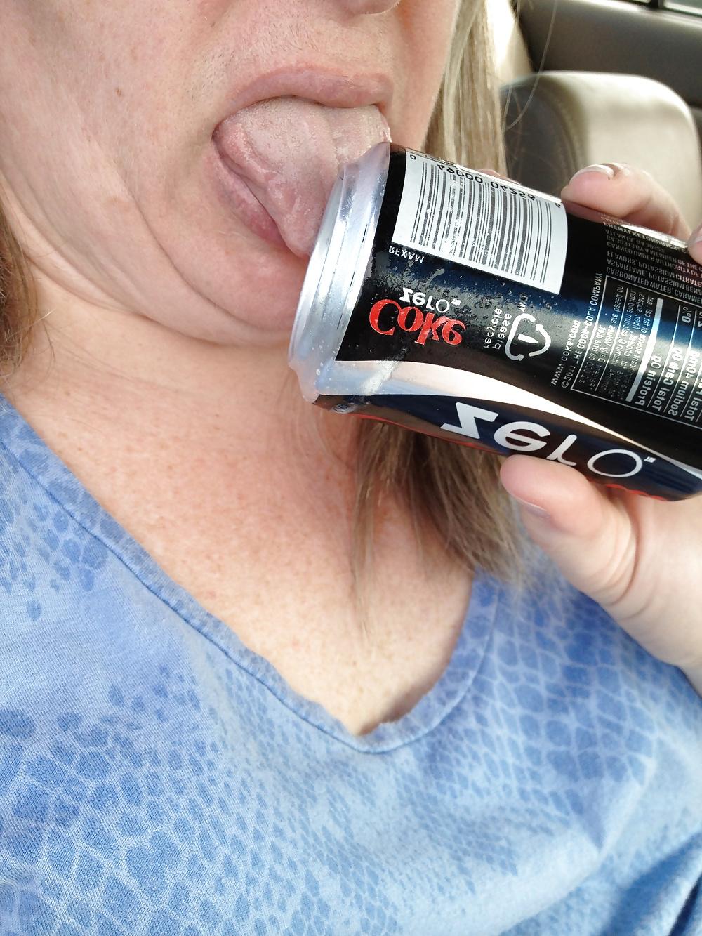 25P Fat hairy pussy stuffed with soda can and shops for 3 hrs
