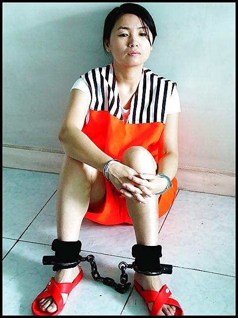 16P Yu Lingxi poses as Chinese a female prisoner