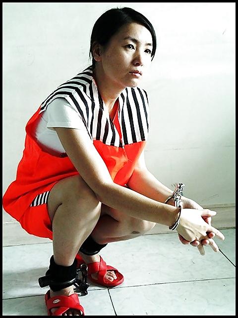 16P Yu Lingxi poses as Chinese a female prisoner