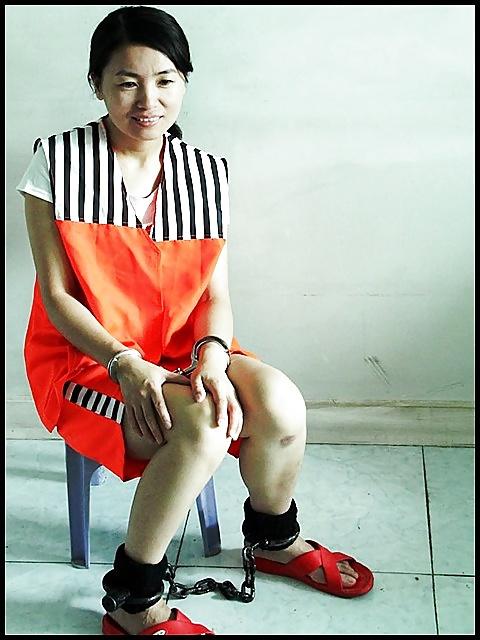 16P Yu Lingxi poses as Chinese a female prisoner