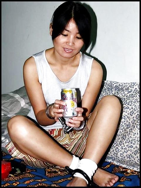 16P Yu Lingxi poses as Chinese a female prisoner