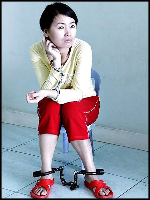 16P Yu Lingxi poses as Chinese a female prisoner