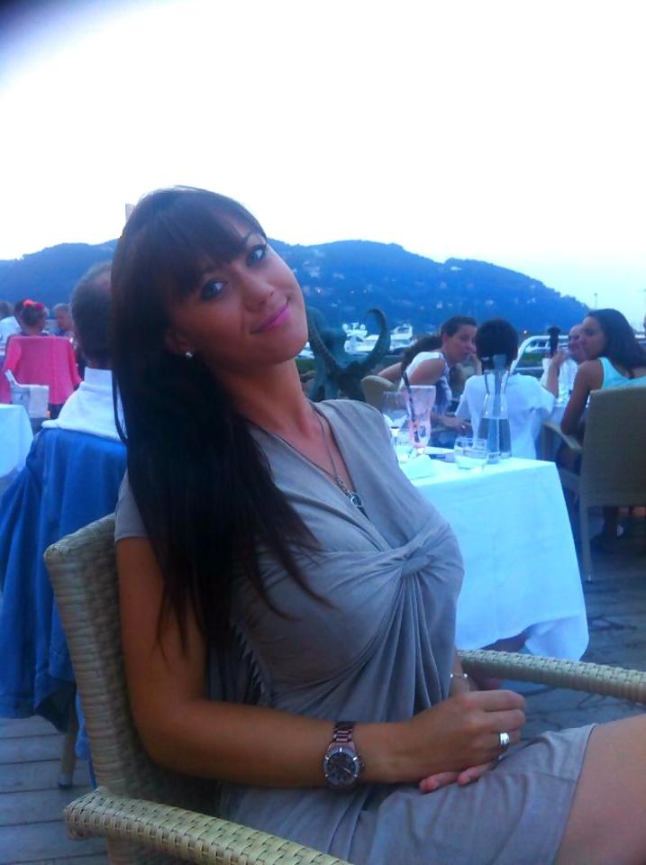 25P Caroline, une bimbo qui se la pete.