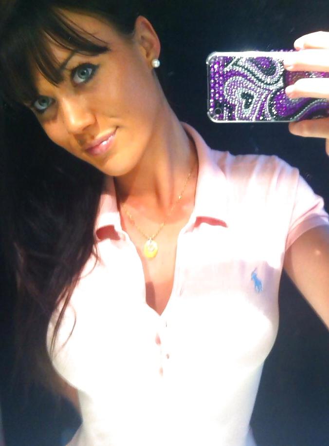 25P Caroline, une bimbo qui se la pete.