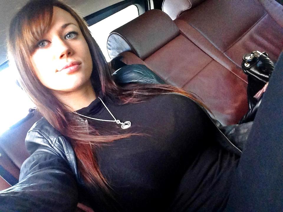 25P Caroline, une bimbo qui se la pete.