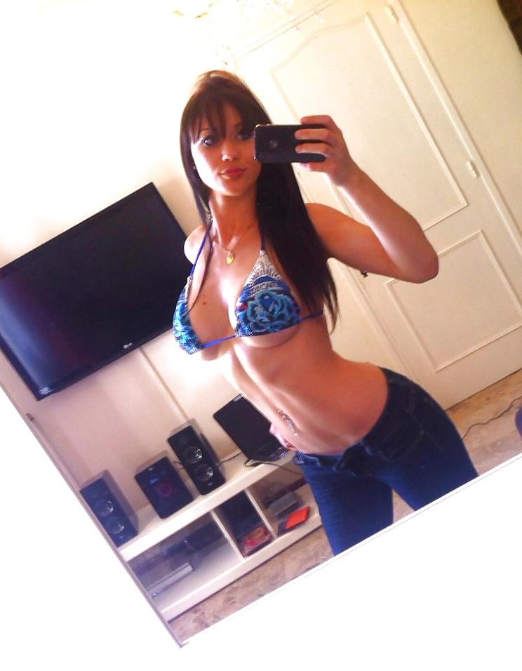 25P Caroline, une bimbo qui se la pete.