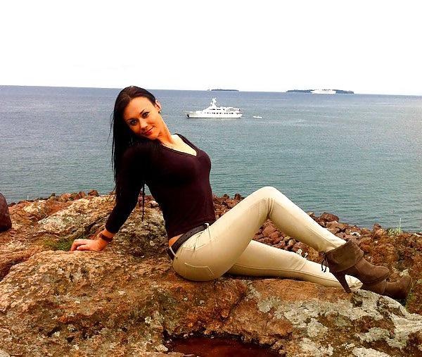 25P Caroline, une bimbo qui se la pete.