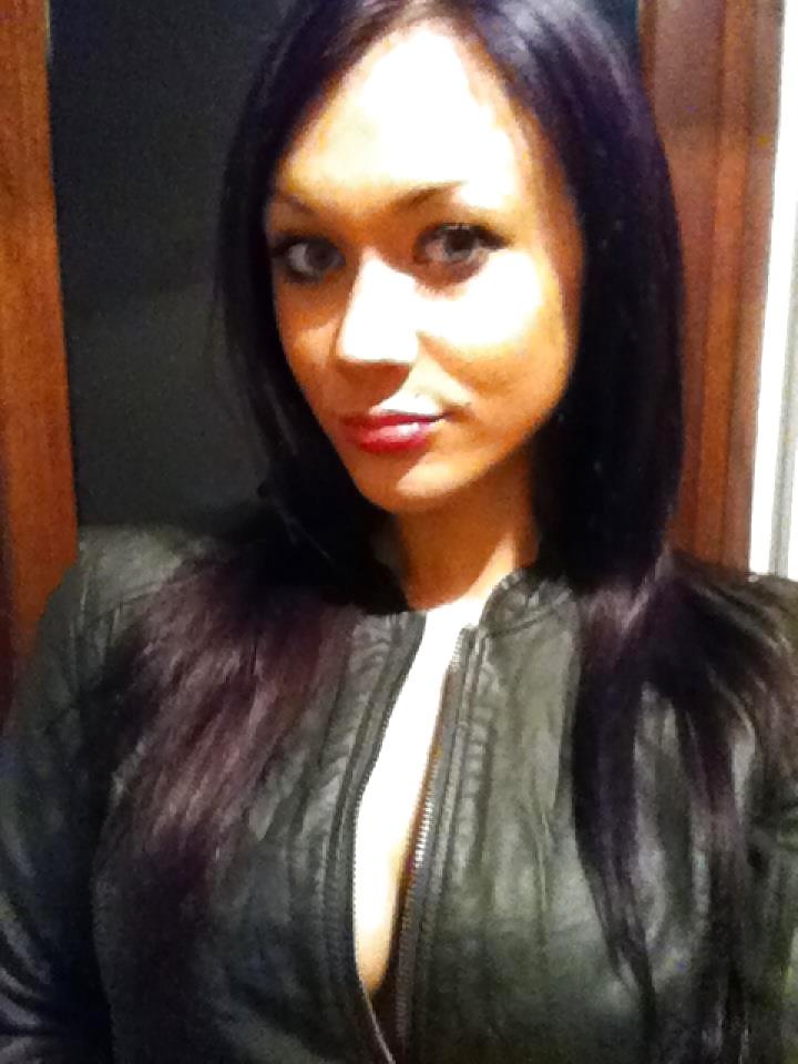 25P Caroline, une bimbo qui se la pete.