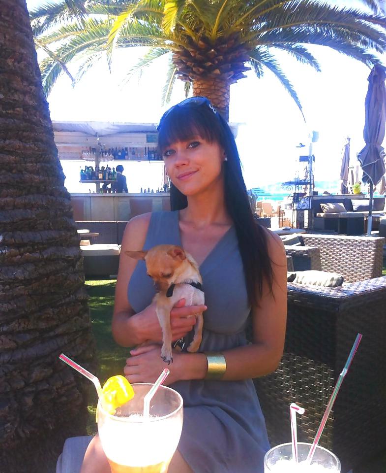 25P Caroline, une bimbo qui se la pete.