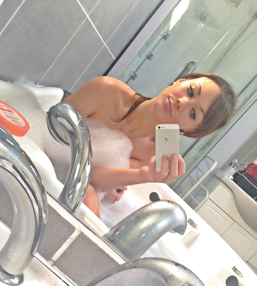 25P Caroline, une bimbo qui se la pete.