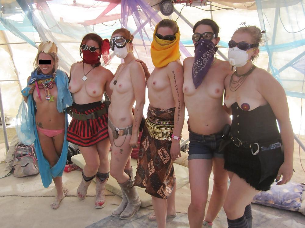 25P Public Nudity 5