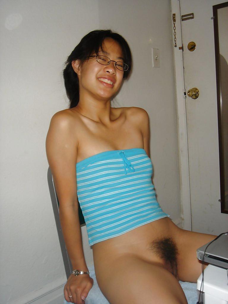 20P Chinese College Girl Studying And Showing Off