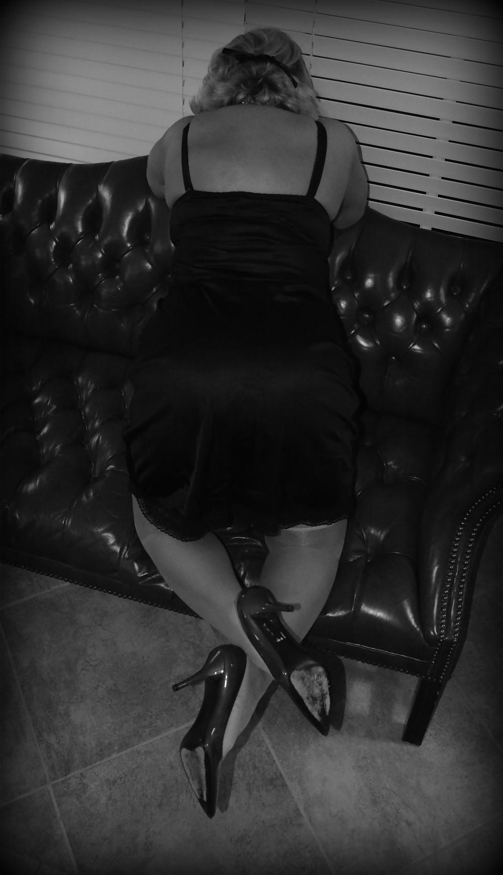 20P Curvy Busty Mature Slut 3