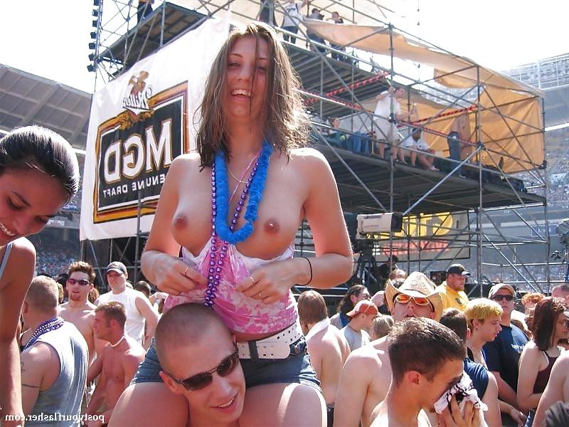 25P Public Nudity 4