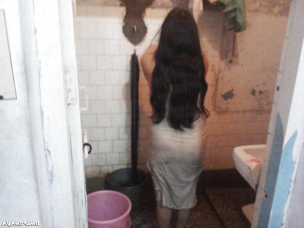 5P DESI GIRL IN BATHROOM