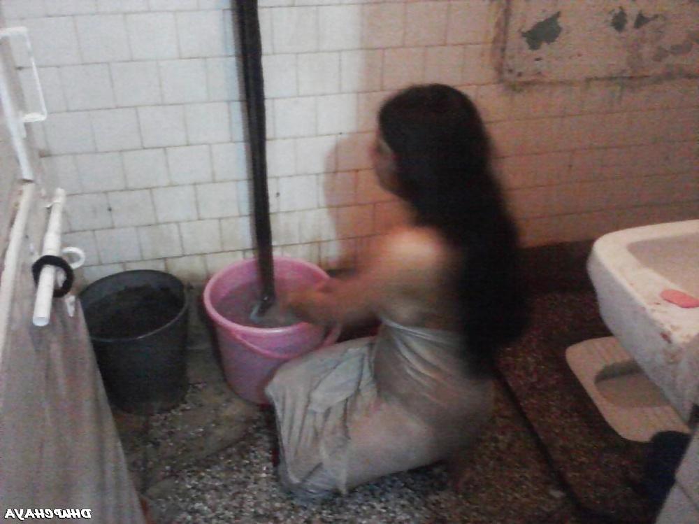 5P DESI GIRL IN BATHROOM