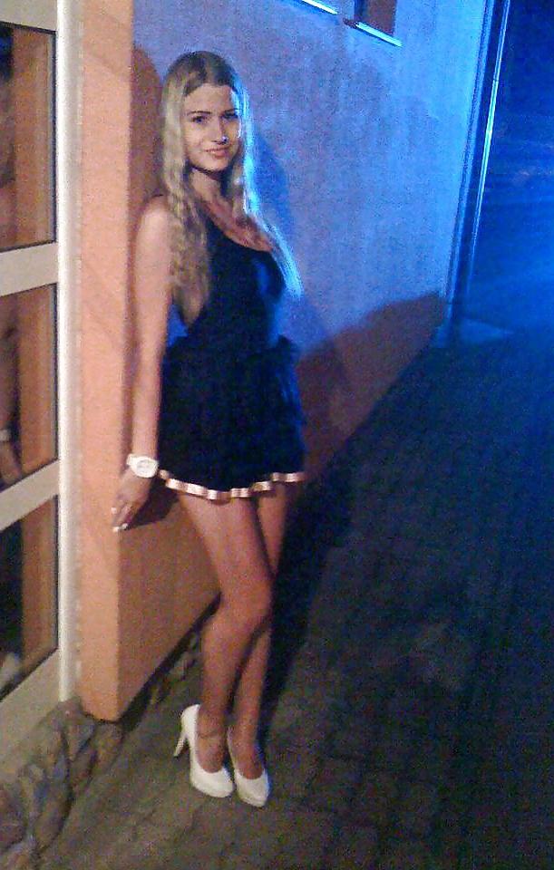 10P Blonde bimbo