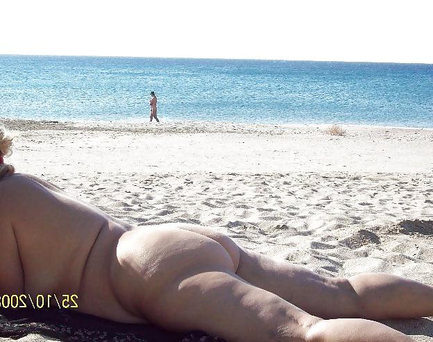 25P Flahing mature and adult women on public places outdoor