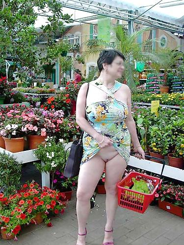 25P Flahing mature and adult women on public places outdoor