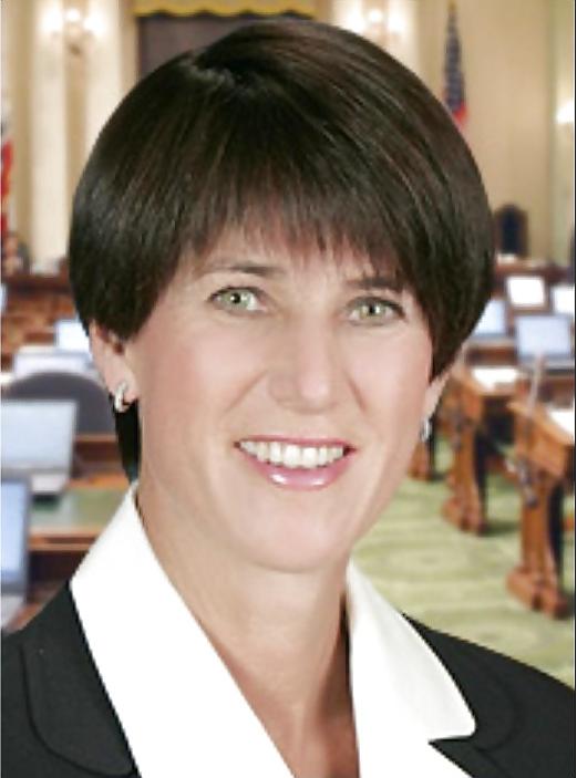 25P Love jerking off to conservative Mimi Walters