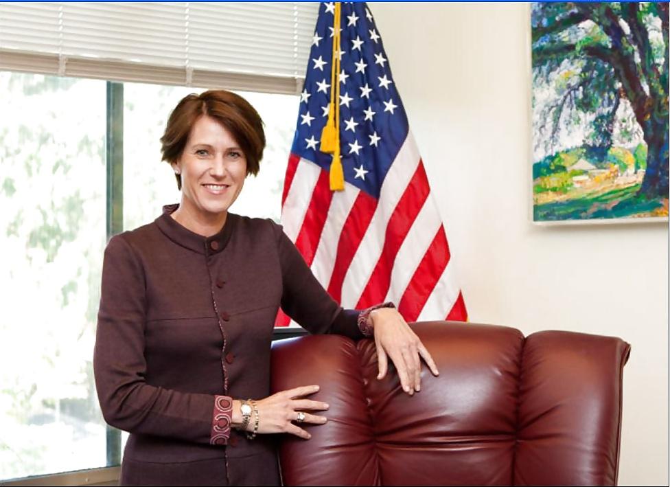 25P Love jerking off to conservative Mimi Walters
