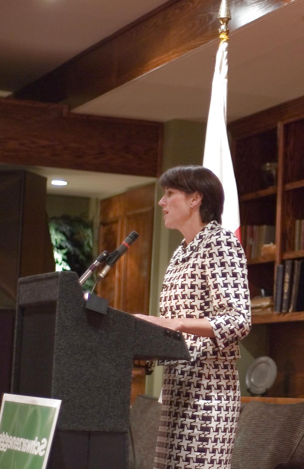 25P Love jerking off to conservative Mimi Walters