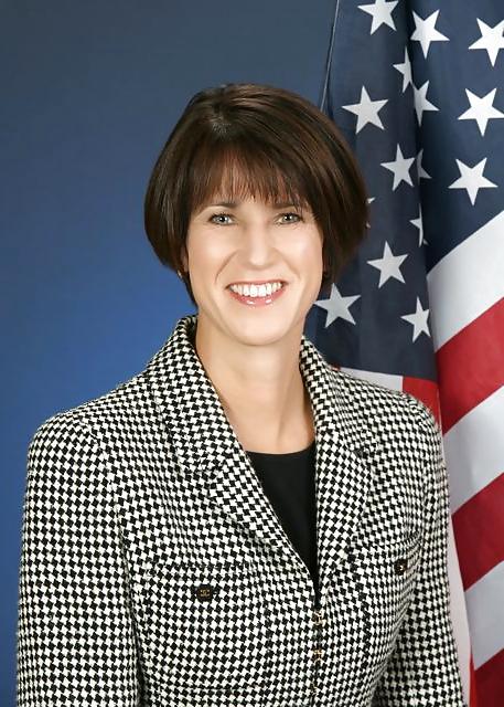 25P Love jerking off to conservative Mimi Walters