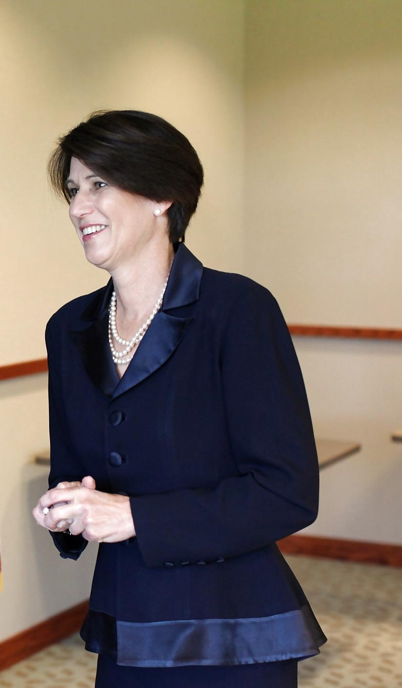 25P Love jerking off to conservative Mimi Walters