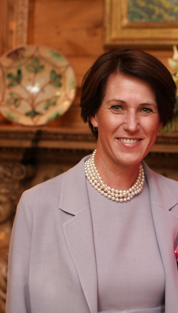 25P Love jerking off to conservative Mimi Walters