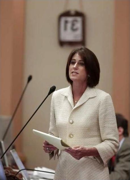 25P Love jerking off to conservative Mimi Walters