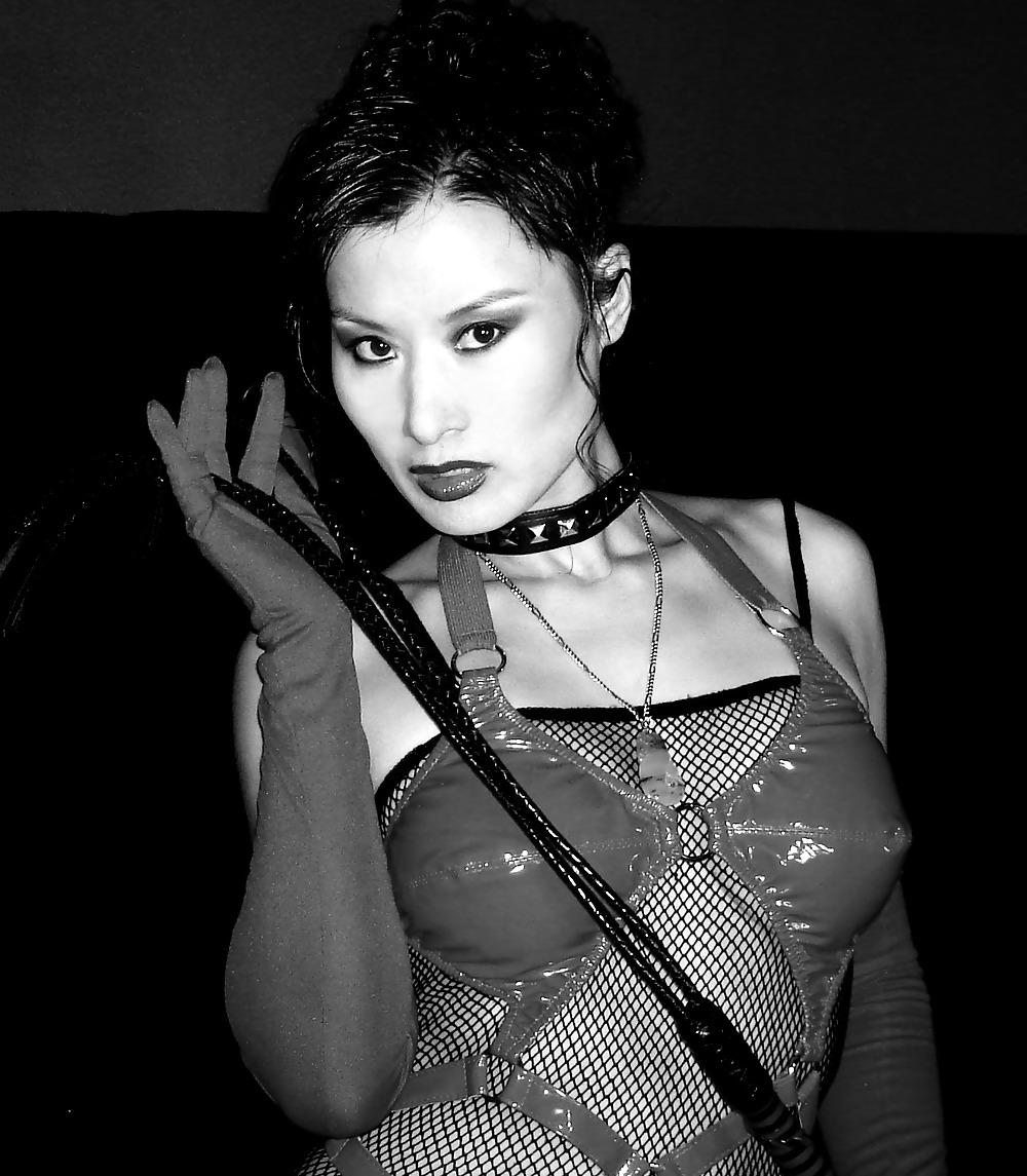 16P Mistress Lotus and her submissives