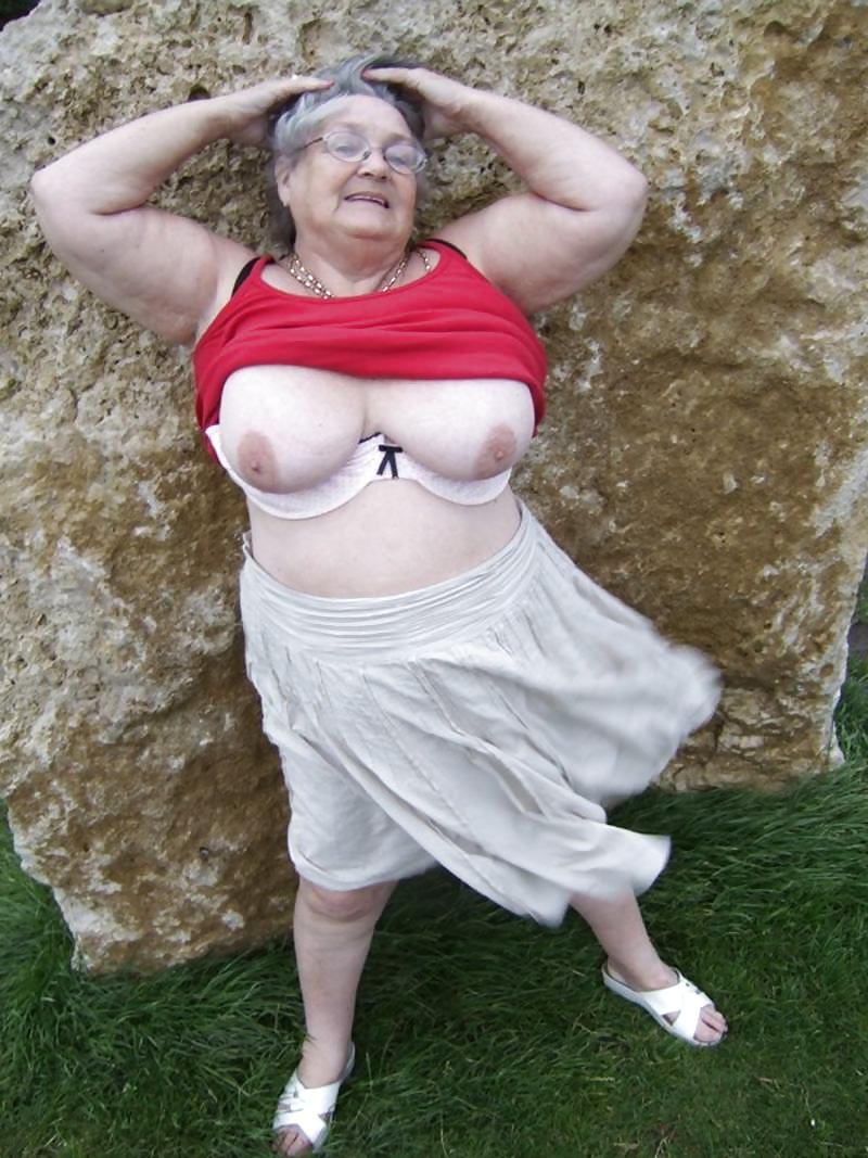 25P All I want for CHRISTMAS is a ... FAT & HAIRY GRANNY!