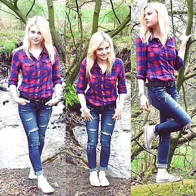 25P Girls in Tight Jeans 1