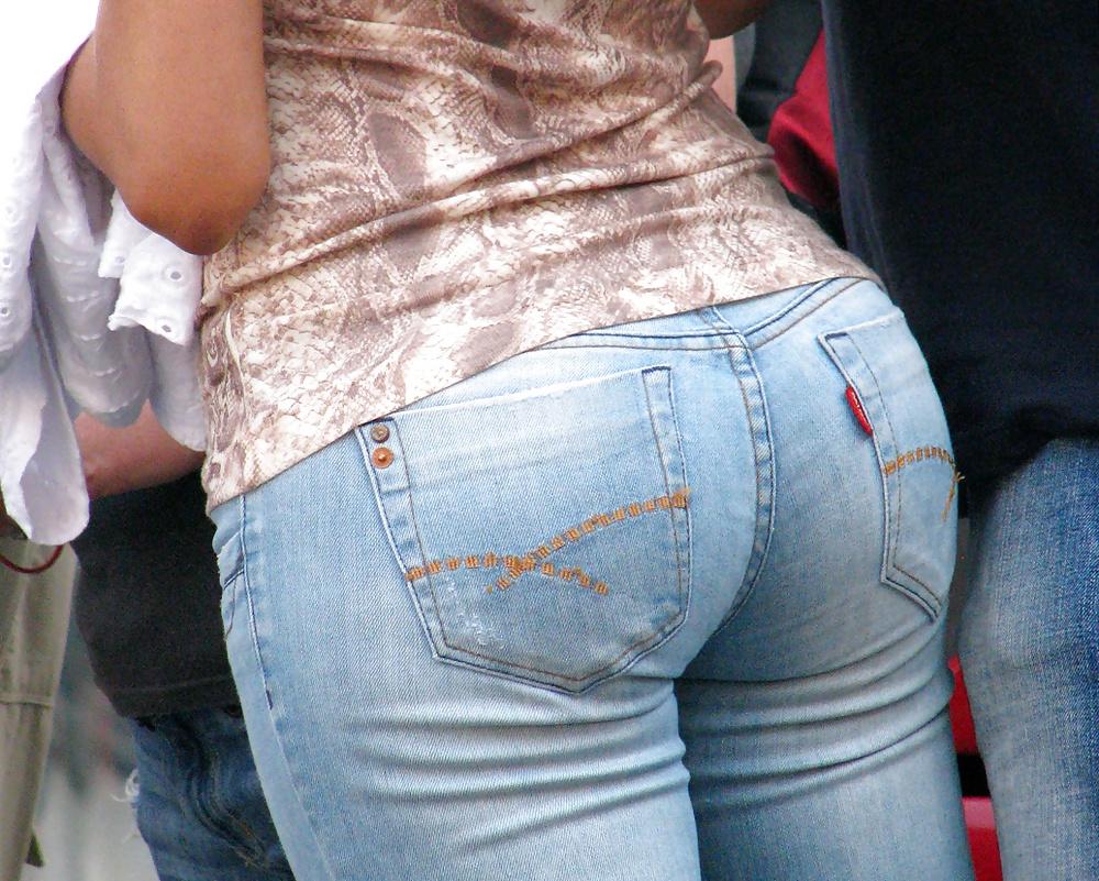 25P Girls in Tight Jeans 1