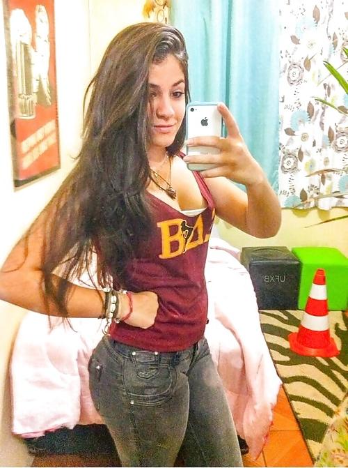 25P Girls in Tight Jeans 1
